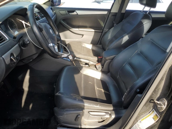 2014 Volkswagen Jetta SE z VIN 3VWD07AJ3EM354078, wystawiony jako Copart lot #63523535 z przebiegiem 137 118 mil mil oraz Czysty tytuł • Clean title. Historia ofert i sprzedaży dostępna na DreamBid. Obrazek 7.