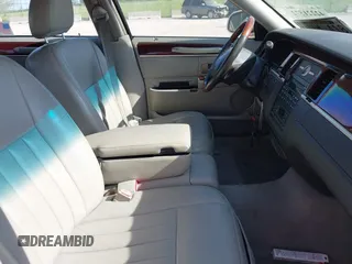2003 Lincoln Town Car Signature z VIN 1LNHM82W03Y614572, wystawiony jako IAAI lot #42221572 z przebiegiem 170 762 mil mil oraz . Historia ofert i sprzedaży dostępna na DreamBid. Obrazek 5.