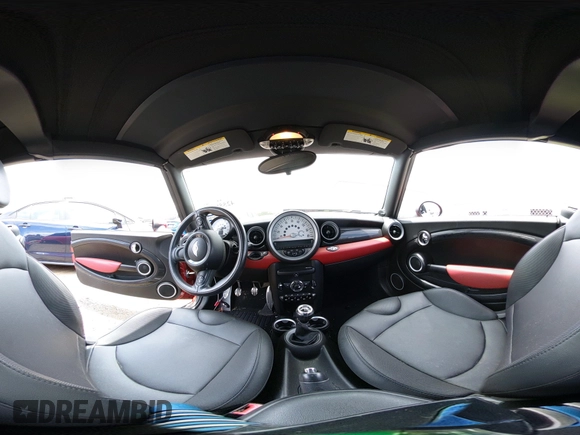 2013 MINI Convertible S z VIN WMWZP3C50DT297624, wystawiony jako IAAI lot #42558374 z przebiegiem 55 106 mil mil oraz . Historia ofert i sprzedaży dostępna na DreamBid. Obrazek 19.