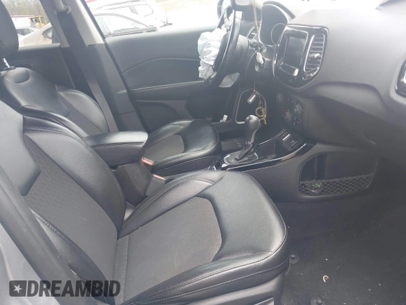2020 Jeep Compass Altitude z VIN 3C4NJCBB8LT105248, wystawiony jako IAAI lot #42021423 z przebiegiem 93 004 mil mil oraz . Historia ofert i sprzedaży dostępna na DreamBid. Obrazek 5.