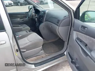 2008 Toyota Sienna CE z VIN 5TDZK23C98S155772, wystawiony jako IAAI lot #42490999 z przebiegiem 199 004 mil mil oraz . Historia ofert i sprzedaży dostępna na DreamBid. Obrazek 5.