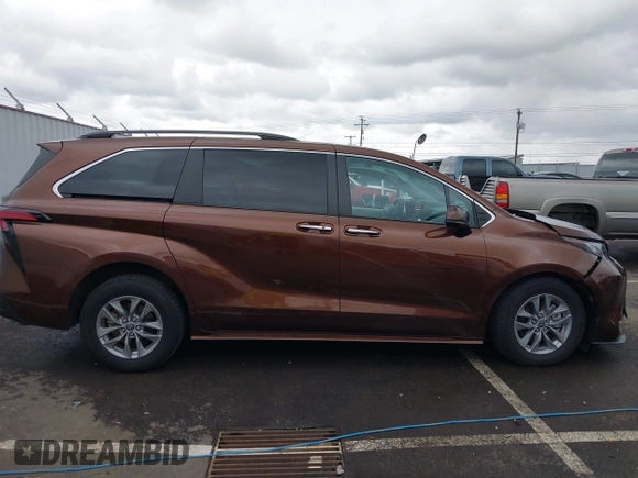2022 Toyota Sienna XLE with VIN 5TDJRKEC4NS096017, listed as a IAAI auction lot 41708210 with 50,942 mi miles. Bid and sale history available at carsss.com. Image 13.