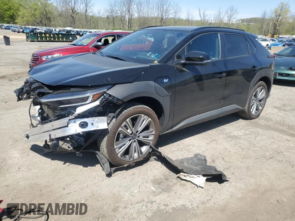 2023 Subaru Solterra Limited z VIN JTMABABA1PA024533, wystawiony jako Copart lot #54735625 z przebiegiem 7604 mil mil oraz Szkody całkowita. Historia ofert i sprzedaży dostępna na DreamBid. Obrazek 1.