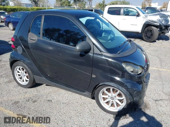 2009 Smart fortwo Pure z VIN WMEEJ31X49K218655, wystawiony jako IAAI lot #40850458 z przebiegiem 243 075 mil mil oraz . Historia ofert i sprzedaży dostępna na DreamBid. Obrazek 1.