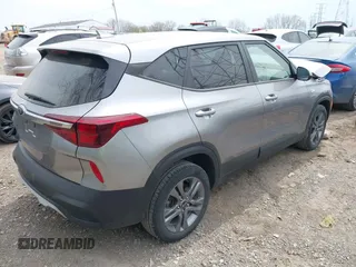 2021 Kia Seltos LX z VIN KNDEPCAA8M7104890, wystawiony jako IAAI lot #42059596 z przebiegiem 44 587 mil mil oraz . Historia ofert i sprzedaży dostępna na DreamBid. Obrazek 4.