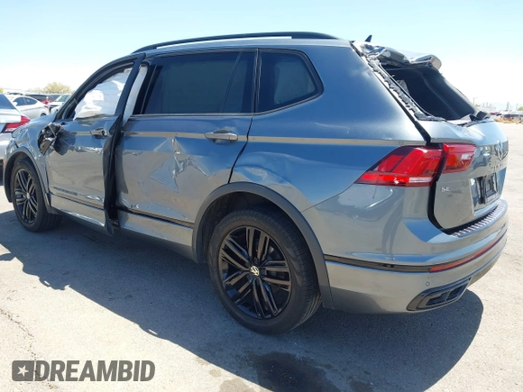 2022 Volkswagen Tiguan SE R-Line Black with VIN 3VV8B7AX4NM154637, listed as a IAAI auction lot 42058531 with 39,597 mi miles and . Bid and sale history available at DreamBid. Image 3.