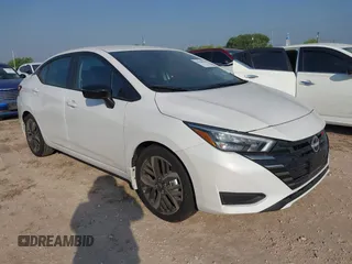 2025 Nissan Versa SR z VIN 3N1CN8FV5SL812872, wystawiony jako IAAI lot #41928967 z przebiegiem Nie podano mil oraz . Historia ofert i sprzedaży dostępna na DreamBid. Obrazek 1.