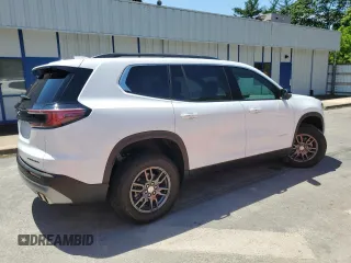 2025 GMC Acadia AWD Elevation z VIN 1GKENNRS8SJ243825, wystawiony jako Copart lot #57325625 z przebiegiem 926 mil mil oraz Czysty tytuł • Clean title. Historia ofert i sprzedaży dostępna na DreamBid. Obrazek 3.