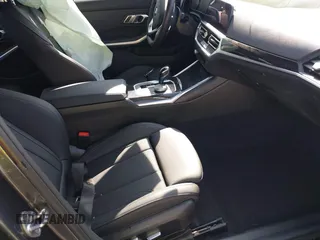 2022 BMW 3 Series 330i xDrive z VIN 3MW5R7J07N8C64295, wystawiony jako IAAI lot #40148967 z przebiegiem 25 356 mil mil oraz . Historia ofert i sprzedaży dostępna na DreamBid. Obrazek 5.
