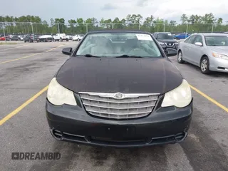 2008 Chrysler Sebring Touring z VIN 1C3LC55R58N642080, wystawiony jako IAAI lot #42371699 z przebiegiem 107 673 mil mil oraz . Historia ofert i sprzedaży dostępna na DreamBid. Obrazek 6.