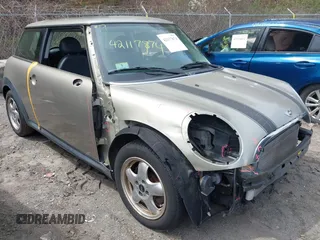 2010 MINI Hardtop z VIN WMWMF3C52ATZ61026, wystawiony jako IAAI lot #42117874 z przebiegiem 121 080 mil mil oraz . Historia ofert i sprzedaży dostępna na DreamBid. Obrazek 1.