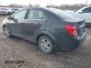 2015 Chevrolet Sonic LT z VIN 1G1JC5SB2F4130329, wystawiony jako IAAI lot #41664224 z przebiegiem 118 566 mil mil oraz . Historia ofert i sprzedaży dostępna na DreamBid. Obrazek 3.