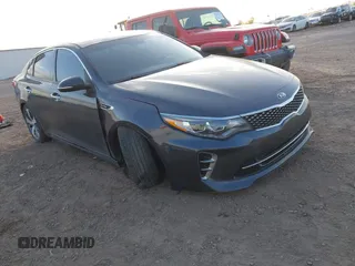 2017 Kia Optima SX z VIN 5XXGW4L2XHG132906, wystawiony jako IAAI lot #42067365 z przebiegiem 99 050 mil mil oraz . Historia ofert i sprzedaży dostępna na DreamBid. Obrazek 1.