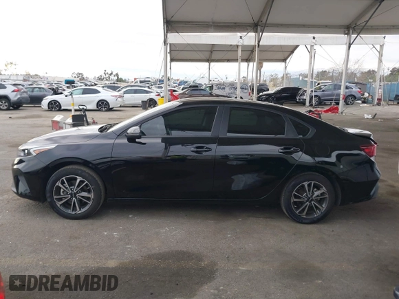 2023 Kia Forte LXS z VIN 3KPF24AD5PE646813, wystawiony jako IAAI lot #41494292 z przebiegiem 29 003 mil mil oraz . Historia ofert i sprzedaży dostępna na DreamBid. Obrazek 14.