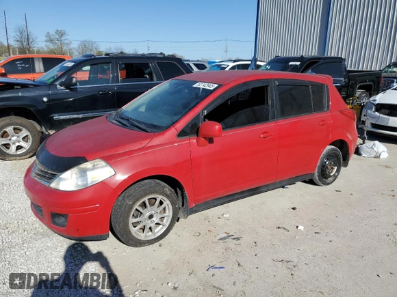 2011 Nissan Versa S z VIN 3N1BC1CP0BL420221, wystawiony jako Copart lot #52742945 z przebiegiem Nie podano mil oraz Szkoda całkowita • Salvage title. Historia ofert i sprzedaży dostępna na DreamBid. Obrazek 1.