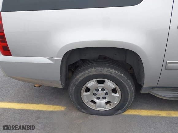 2010 Chevrolet Suburban Commercial with VIN 1GNUKHE30AR186320, listed as a IAAI auction lot 41544991 with 216,037 mi miles. Bid and sale history available at carsss.com. Image 17.