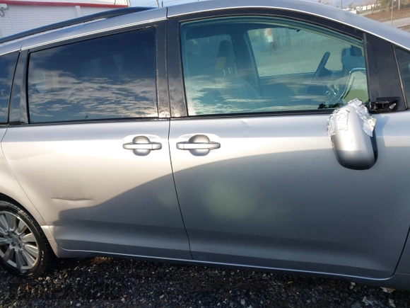 2017 Toyota Sienna LE with VIN 5TDJZ3DC6HS184126, listed as a IAAI auction lot 41166135 with 101,305 mi miles. Bid and sale history available at carsss.com. Image 13.