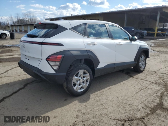 2025 Hyundai Kona SE with VIN KM8HACAB8SU221628, listed as a Copart auction lot 43034825 with 895 mi miles and Salvage Title. Bid and sale history available at carsss.com. Image 3.