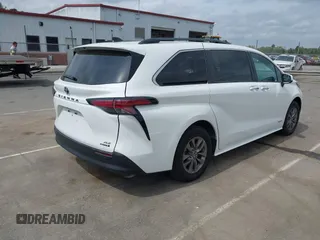 2021 Toyota Sienna XLE with VIN 5TDYRKEC6MS046412, listed as a IAAI auction lot 41934907 with 6,658 mi miles. Bid and sale history available at carsss.com. Image 4.