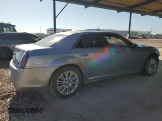 2013 Chrysler 300 S z VIN 2C3CCABG3DH587966, wystawiony jako Copart lot #61440645 z przebiegiem 167 547 mil mil oraz Czysty tytuł • Clean title. Historia ofert i sprzedaży dostępna na DreamBid. Obrazek 3.