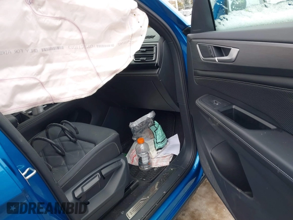 2024 Volkswagen Atlas SE with VIN 1V2KE2CA2RC225881, listed as a IAAI auction lot 41576436 with 9,408 mi miles and . Bid and sale history available at DreamBid. Image 5.