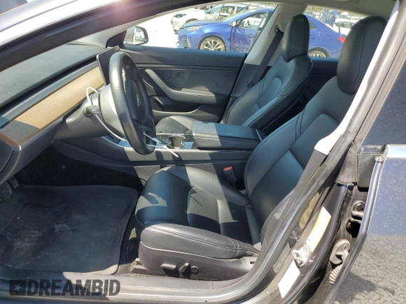 2019 Tesla Model 3 Mid Range z VIN 5YJ3E1EA7KF397524, wystawiony jako Copart lot #52696585 z przebiegiem 82 995 mil mil oraz Szkoda całkowita • Salvage title. Historia ofert i sprzedaży dostępna na DreamBid. Obrazek 7.