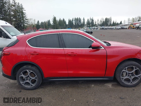 2018 Alfa Romeo Stelvio z VIN ZASFAKAN9J7B75330, wystawiony jako IAAI lot #41923353 z przebiegiem 68 251 mil mil oraz . Historia ofert i sprzedaży dostępna na DreamBid. Obrazek 14.