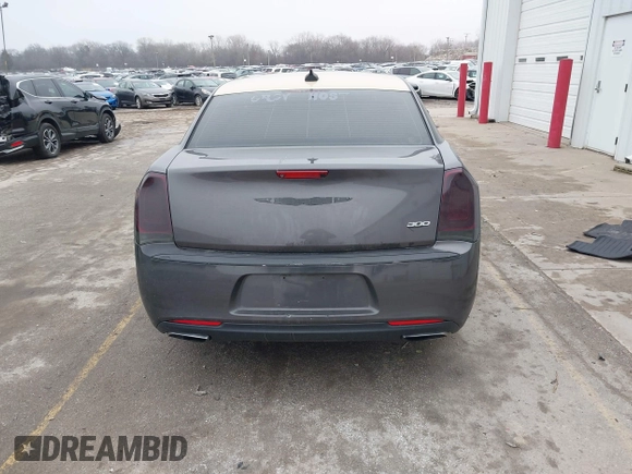 2015 Chrysler 300 Limited z VIN 2C3CCAAG9FH749040, wystawiony jako IAAI lot #41488801 z przebiegiem 101 298 mil mil oraz . Historia ofert i sprzedaży dostępna na DreamBid. Obrazek 17.