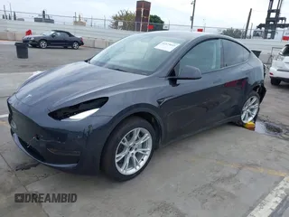 2024 Tesla Model Y z VIN 7SAYGDEDXRF032666, wystawiony jako IAAI lot #42373033 z przebiegiem 7 428 mil mil oraz . Historia ofert i sprzedaży dostępna na DreamBid. Obrazek 21.