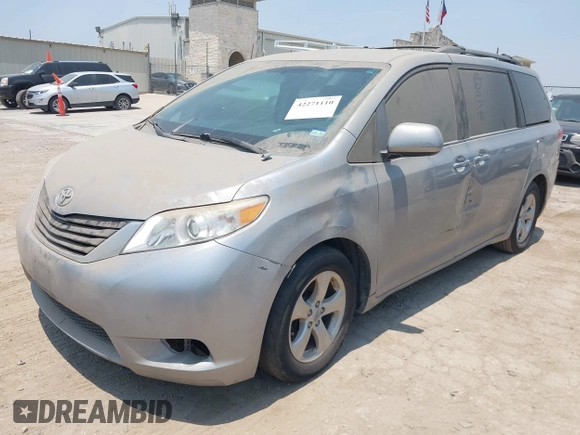 2014 Toyota Sienna LE AAS z VIN 5TDKK3DC6ES442682, wystawiony jako IAAI lot #42271110 z przebiegiem 158 785 mil mil oraz . Historia ofert i sprzedaży dostępna na DreamBid. Obrazek 17.