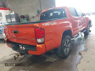 2017 Toyota Tacoma SR5 z VIN 5TFCZ5AN1HX060429, wystawiony jako IAAI lot #42305435 z przebiegiem 136 420 mil mil oraz . Historia ofert i sprzedaży dostępna na DreamBid. Obrazek 4.
