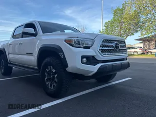 2017 Toyota Tacoma SR5 with VIN 5TFCZ5AN1HX116613, listed as a Copart auction lot 54272925 with 196,385 mi miles and Clean Title. Bid and sale history available at carsss.com. Image 1.