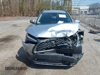 2022 Toyota Corolla Cross XLE z VIN 7MUEAABG1NV020142, wystawiony jako IAAI lot #41925148 z przebiegiem 36 047 mil mil oraz . Historia ofert i sprzedaży dostępna na DreamBid. Obrazek 13.