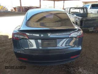 2022 Tesla Model 3 Long Range z VIN 5YJ3E1EB5NF205806, wystawiony jako IAAI lot #42063489 z przebiegiem 63 307 mil mil oraz . Historia ofert i sprzedaży dostępna na DreamBid. Obrazek 16.