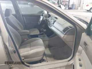 2004 Toyota Camry LE z VIN 4T1BE32K54U380439, wystawiony jako IAAI lot #42226118 z przebiegiem 262 644 mil mil oraz . Historia ofert i sprzedaży dostępna na DreamBid. Obrazek 5.