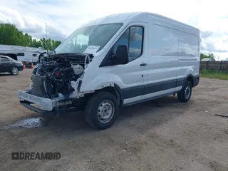 2024 Ford Transit Cargo z VIN 1FTBR1C84RKA32473, wystawiony jako IAAI lot #42438142 z przebiegiem 40 817 mil mil oraz . Historia ofert i sprzedaży dostępna na DreamBid. Obrazek 2.