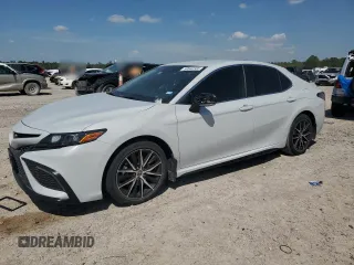 2022 Toyota Camry SE z VIN 4T1G11AK3NU020109, wystawiony jako Copart lot #50642335 z przebiegiem 21 809 mil mil oraz Czysty tytuł • Clean title. Historia ofert i sprzedaży dostępna na DreamBid. Obrazek 1.