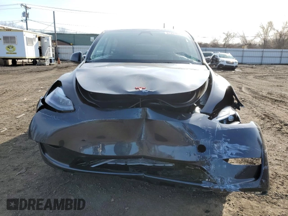 2025 Tesla Model Y Long Range with VIN 7SAYGDEE4SF291068, listed as a Copart auction lot 51204615 with 2,958 mi miles and Salvage Title. Bid and sale history available at DreamBid. Image 5.
