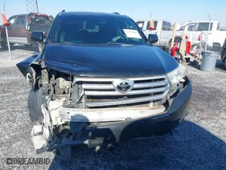2011 Toyota Highlander Limited with VIN 5TDYK3EH1BS028564, listed as a IAAI auction lot 41282900 with 202,677 mi miles. Bid and sale history available at carsss.com. Image 12.