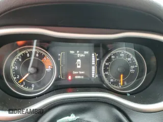 2017 Jeep Cherokee Altitude z VIN 1C4PJLAS8HW585318, wystawiony jako Copart lot #57315775 z przebiegiem 65 398 mil mil oraz Szkoda całkowita • Salvage title. Historia ofert i sprzedaży dostępna na DreamBid. Obrazek 9.
