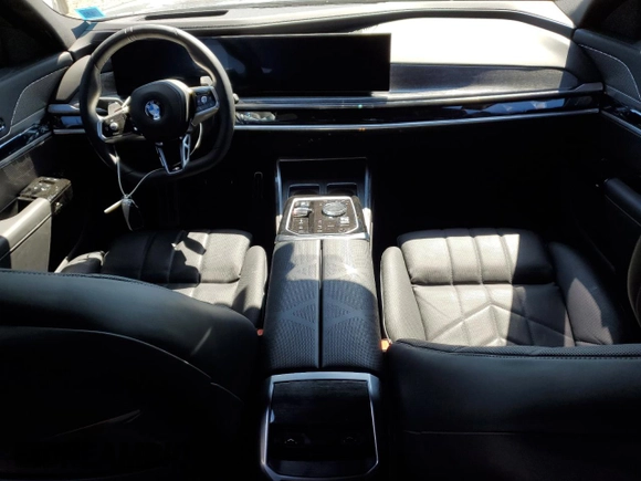 2024 BMW 7 Series 760i xDrive z VIN WBA33EJ05RCS69054, wystawiony jako Copart lot #52484995 z przebiegiem 11 101 mil mil oraz Szkoda całkowita • Salvage title. Historia ofert i sprzedaży dostępna na DreamBid. Obrazek 8.