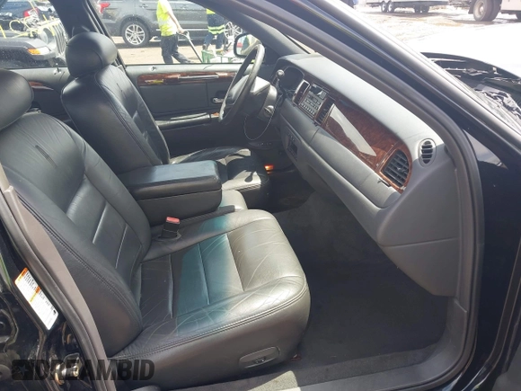 2001 Lincoln Town Car Executive z VIN 1LNHM81W21Y703011, wystawiony jako IAAI lot #42211369 z przebiegiem 188 000 mil mil oraz . Historia ofert i sprzedaży dostępna na DreamBid. Obrazek 5.