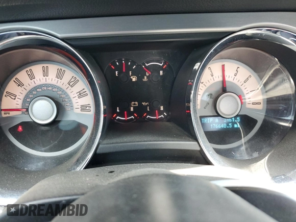 2012 Ford Mustang Premium z VIN 1ZVBP8AM4C5284032, wystawiony jako Copart lot #62140355 z przebiegiem 176 640 mil mil oraz Szkoda całkowita • Salvage title. Historia ofert i sprzedaży dostępna na DreamBid. Obrazek 9.
