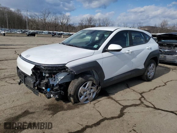 2025 Hyundai Kona SE with VIN KM8HACAB8SU221628, listed as a Copart auction lot 43034825 with 895 mi miles and Salvage Title. Bid and sale history available at carsss.com. Image 1.