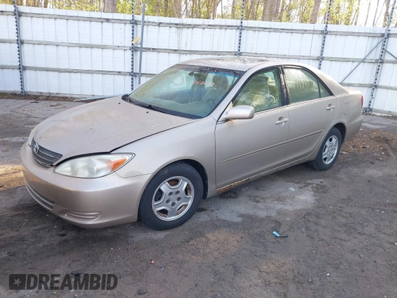 2003 Toyota Camry LE z VIN 4T1BF32K03U562089, wystawiony jako IAAI lot #42213639 z przebiegiem 281 054 mil mil oraz . Historia ofert i sprzedaży dostępna na DreamBid. Obrazek 2.