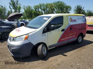 2015 Nissan NV200 SV z VIN 3N6CM0KN1FK716852, wystawiony jako Copart lot #62012825 z przebiegiem 185 799 mil mil oraz Czysty tytuł • Clean title. Historia ofert i sprzedaży dostępna na DreamBid. Obrazek 1.