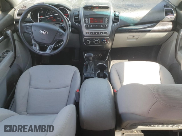 2014 Kia Sorento LX z VIN 5XYKT4A74EG461352, wystawiony jako Copart lot #53847275 z przebiegiem 100 700 mil mil oraz Szkoda całkowita • Salvage title. Historia ofert i sprzedaży dostępna na DreamBid. Obrazek 8.