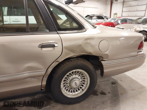 1995 Ford Crown Victoria LX с VIN 2FALP74W0SX195270, выставлен на аукционе IAAI как лот 41840082 с пробегом 139 967 миль миль и . История ставок и продаж доступна на DreamBid. Изображение 6.