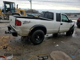 2002 Chevrolet S-10 LS with VIN 1GCCT19W028149143, listed as a Copart auction lot 41827785 with 205,053 mi miles and Salvage Title. Bid and sale history available at carsss.com. Image 3.