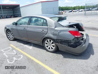 2007 Toyota Avalon XL z VIN 4T1BK36B17U172307, wystawiony jako IAAI lot #42199032 z przebiegiem 169 660 mil mil oraz . Historia ofert i sprzedaży dostępna na DreamBid. Obrazek 3.